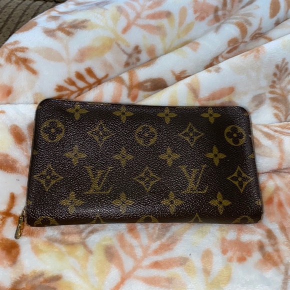 Louie Vuitton Zippy wallet